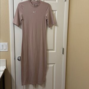Nike Women's SPORTSWEAR ESSENTIAL TIGHT  DRESS